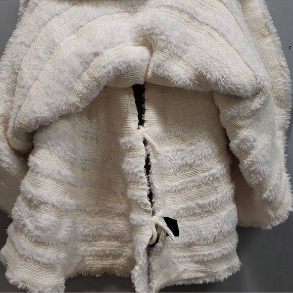 Rachel Zoe NWT 52" Round Plush Cream Tree Skirt - Picture 6 of 10